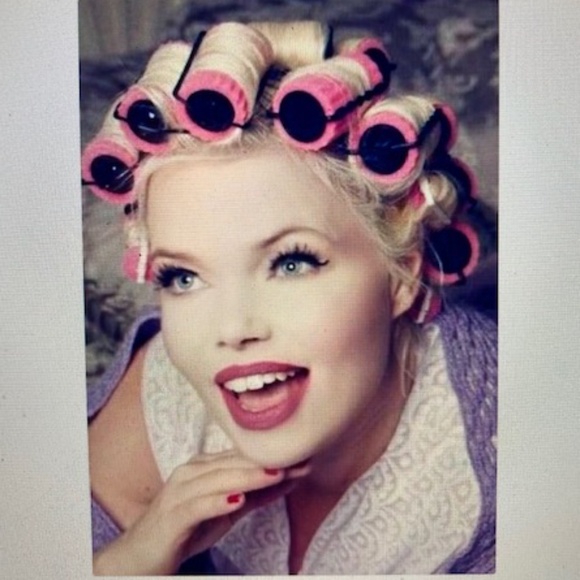 Don't let today be a waste of hair and makeup🫦 - Picture 4 of 14